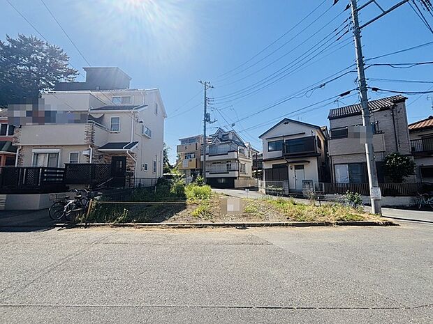 戸建てが立ち並ぶ静かな住宅街。四季折々の移り変わりを感じながら自然と楽しみ、暮らす、そんな毎日を日々の中で感じられる住環境