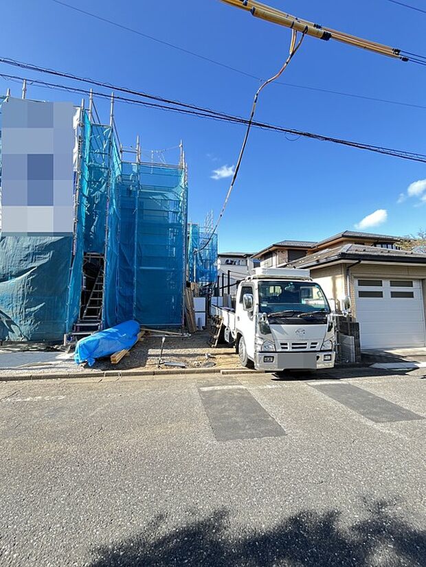 通りから入ったプライベート空間で落ち着いた雰囲気でお住いになる。敷地部分でお子様の遊ぶスペースや駐車スペースに活用できます。 