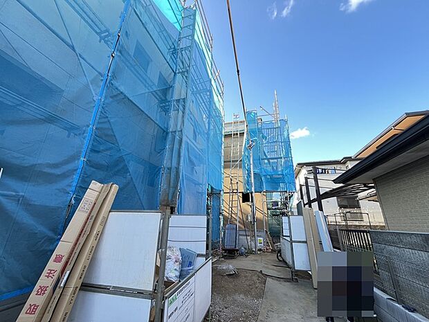 通りから入ったプライベート空間で落ち着いた雰囲気でお住いになる。敷地部分でお子様の遊ぶスペースや駐車スペースに活用できます。