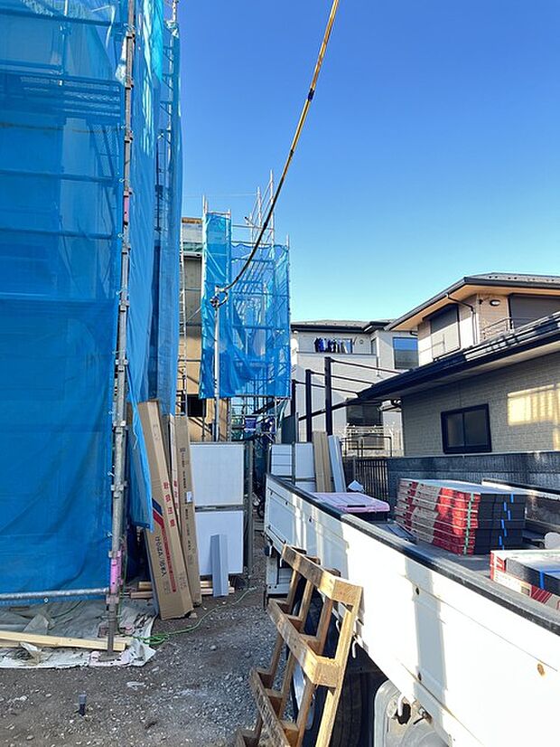 澄み渡る青空のもと、新しい住まいが着実に形づくられていく様子です。完成が心待ちにされます