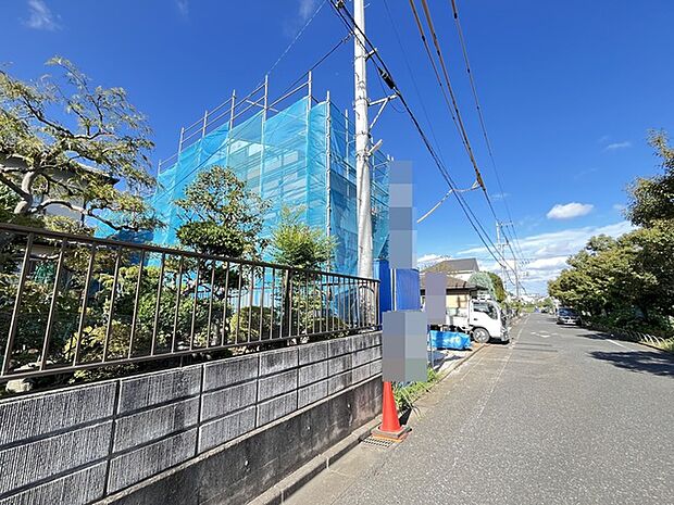 青い空の下で、新しい暮らしの準備が進んでいます。完成後の期待感が高まる、静かな住宅街の風景です