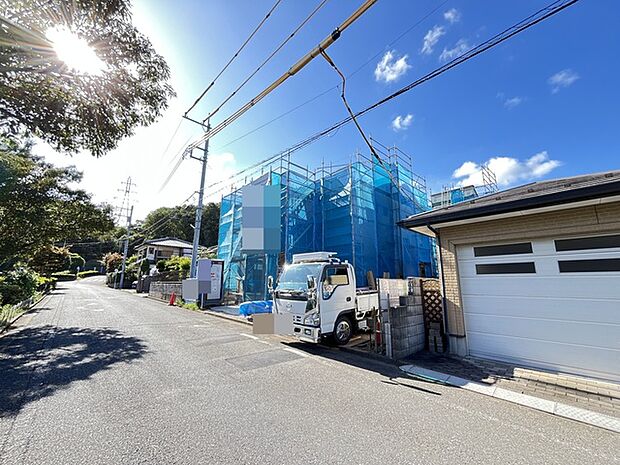 新しい住まいが形づくられていく過程。閑静な街並みに調和する、完成への期待が高まる風景です