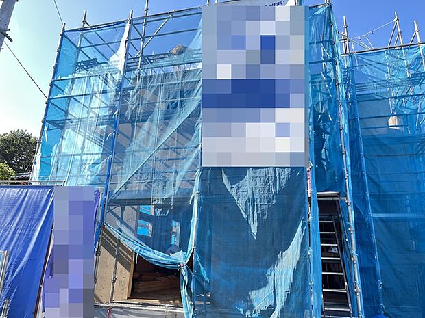 職人の手仕事によって日々姿を変える現場。新しい暮らしの土台が整っていく様子を感じられます