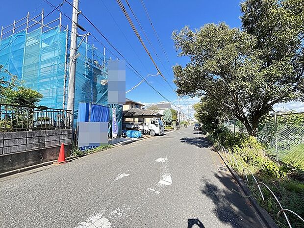 落ち着いた住宅街の一角。周囲の木々が四季の移ろいを感じさせ、健やかな毎日を育む静かな環境です