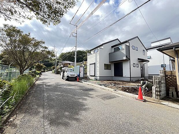 南道路に面しており日中もたくさんの陽が入ります。風通りや周辺環境など実際に現地にてご確認ください。