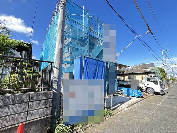 新しい住まいが着実に形づくられていく、静かな期待感に満ちた風景です