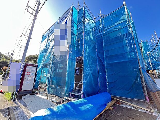健やかな暮らしの舞台が築かれています。周囲の環境に溶け込みながら、着々と準備が進む建築現場です