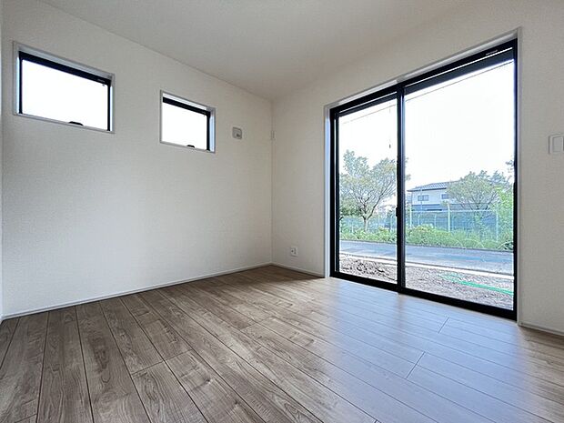 今からここを誰のお部屋にしようか、そんな洋室。大きさは5.2帖です。