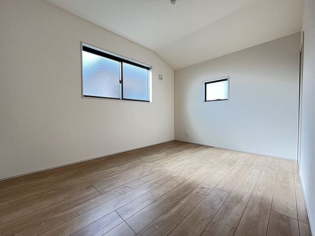 今からここを誰のお部屋にしようか、そんな洋室。大きさは6帖です。