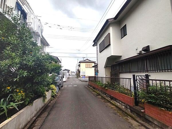二面道路に面しており日中もたくさんの陽が入ります。風通りや周辺環境など実際に現地にてご確認ください。