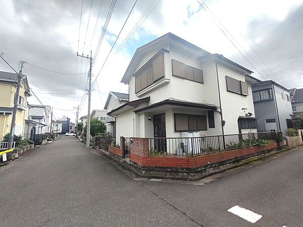 前面道路は広く、駐車がしやすいです。