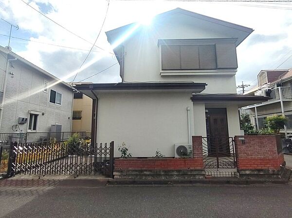 戸建てが立ち並ぶ静かな住宅街。四季折々の移り変わりを感じながら自然と楽しみ、暮らす、そんな毎日を日々の中で感じられる住環境