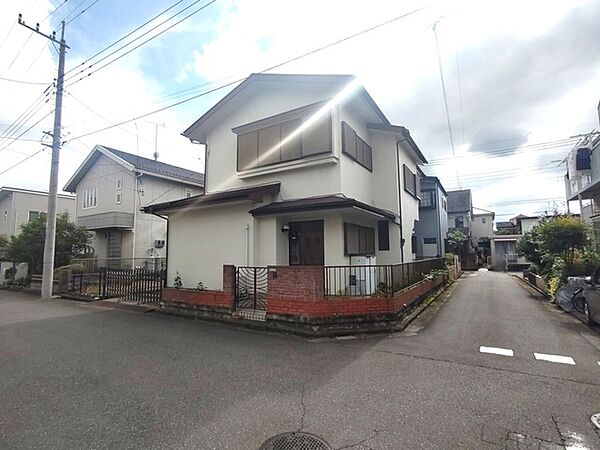 戸建てが立ち並ぶ静かな住宅街。四季折々の移り変わりを感じながら自然と楽しみ、暮らす、そんな毎日を日々の中で感じられる住環境