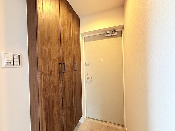 明るく開放的な玄関、靴の脱ぎ履きもしやすく、収納も豊富でご家族皆様の靴をスッキリ収納できます。