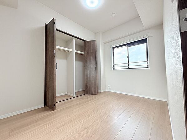 今からここを誰のお部屋にしようか、そんな洋室。大きさは5.0帖です。