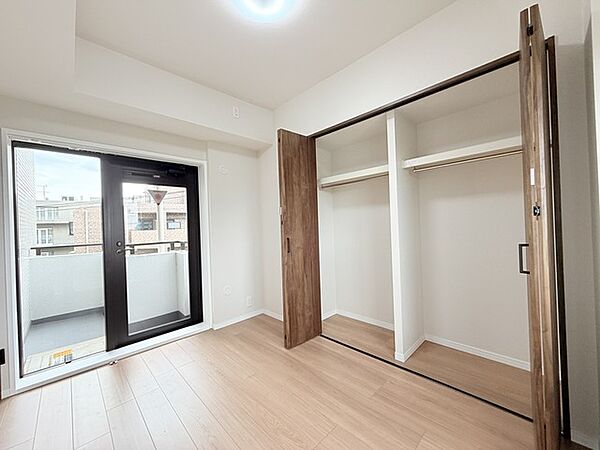 今からここを誰のお部屋にしようか、そんな洋室。大きさは5.0帖です。