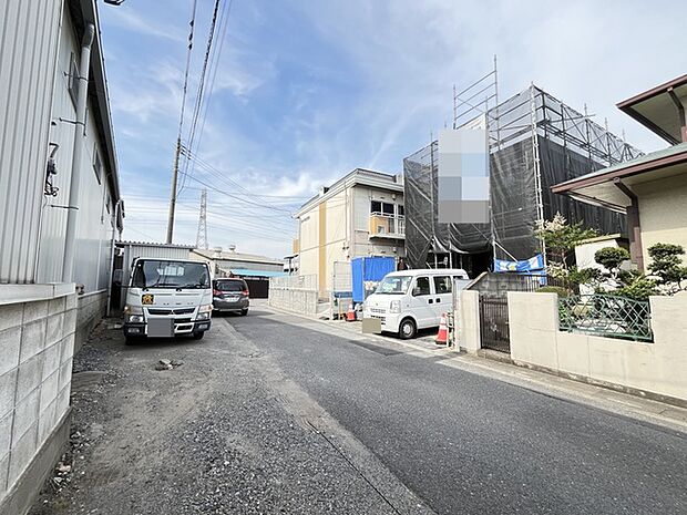 明るい空が広がる見通しの良い環境です。穏やかな日常を迎え入れる、心地よい場所となっています