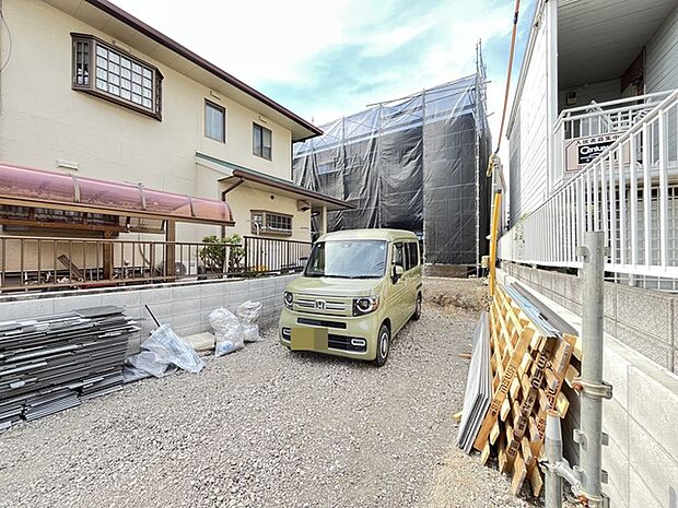 周囲の景観と調和する、自然な風合いの敷地が広がり、プライベートな生活を支えます