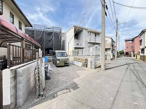 周囲には建物が程よく立ち並び、空が見渡せる開かれた開放感のある立地が魅力です