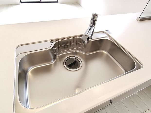 一杯の水も楽しめる浄水器があるシステムキッチン。