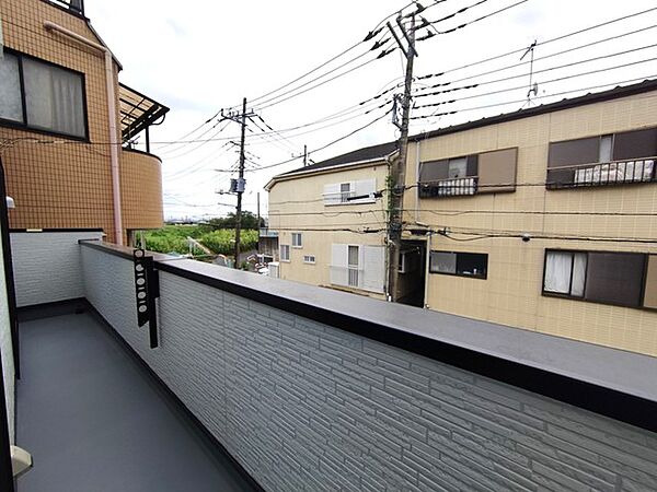 陽ざしが差込む明るいバルコニー。奥行きのあるバルコニーはお洗濯時に助かります。