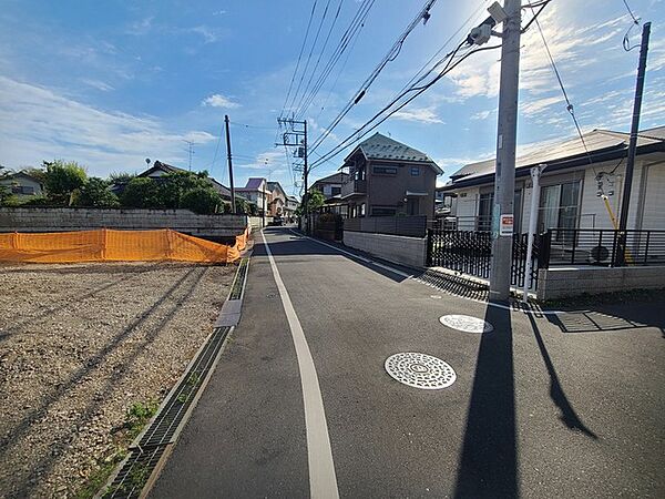 戸建てが立ち並ぶ静かな住宅街。四季折々の移り変わりを感じながら自然と楽しみ、暮らす、そんな毎日を日々の中で感じられる住環境