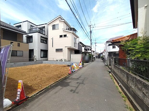 セカンドカーや来客時にも便利なカースペース2台分ございます。 