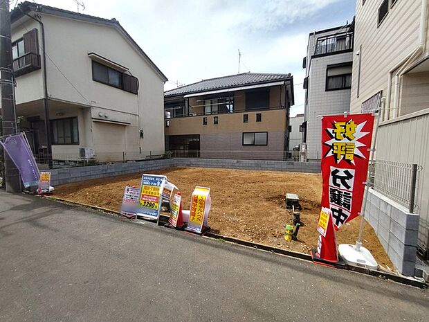 戸建てが立ち並ぶ静かな住宅街。四季折々の移り変わりを感じながら自然と楽しみ、暮らす、そんな毎日を日々の中で感じられる住環境 