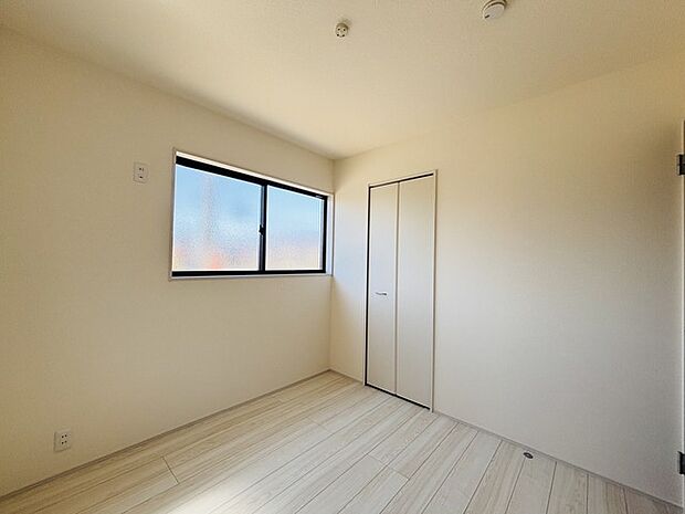 衣類の整理整頓に嬉しいクローゼット付きのお部屋。お子様のお部屋としても便利です。 