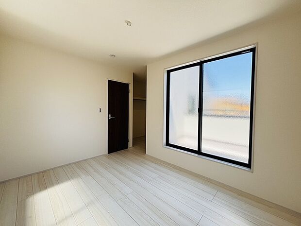 大きな開口部から明るい光が差し込む、日中の室内の明るさがこの部屋の魅力です。 