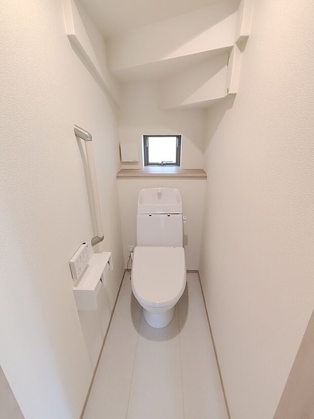 1階トイレ ウォシュレット機能付きのトイレ。換気のしやすい窓付きで、収納もあり実用性も兼ね備えた造り。