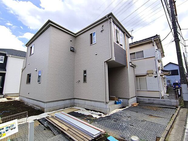 戸建てが立ち並ぶ静かな住宅街。四季折々の移り変わりを感じながら自然と楽しみ、暮らす、そんな毎日を日々の中で感じられる住環境 