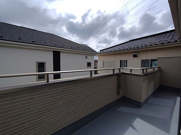 南側のお部屋から出入りできる、奥行きのあるワイドバルコニー。心地よい陽射しと暖かな風を楽しむことが出来ます。 