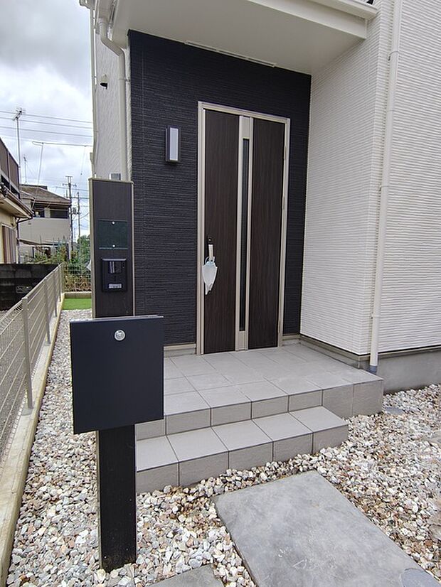 玄関はおうちの顔とも呼ばれる重要な場所!明るくスッキリと見える空間で住まう人を見送り、出迎えてくれます。