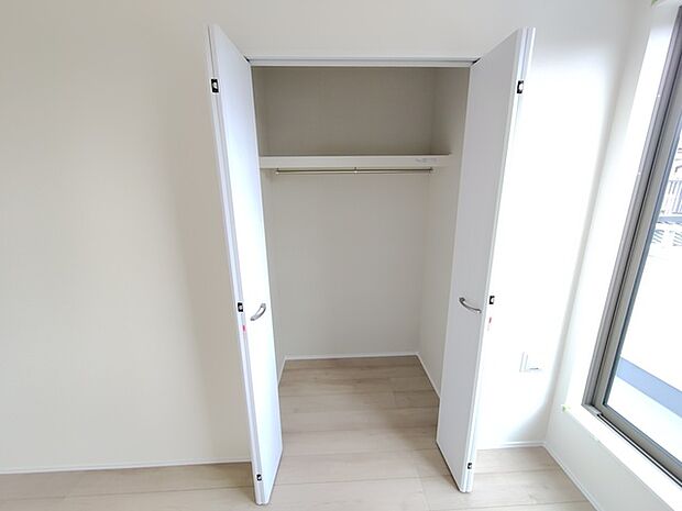 2階洋室:6.0帖 衣類の整理整頓に嬉しいクローゼット付きのお部屋。お子様のお部屋としても便利です。