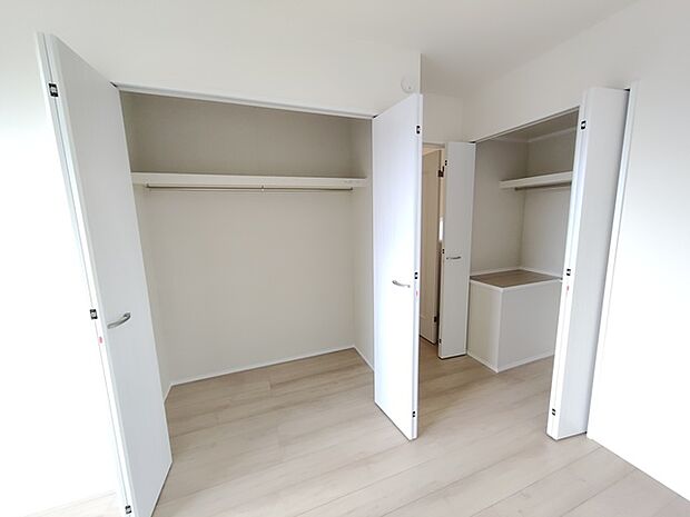 2階洋室:7.0帖 1つの部屋に2ヶ所ある広々収納で、仕事着、普段着をまとめて収納できます。