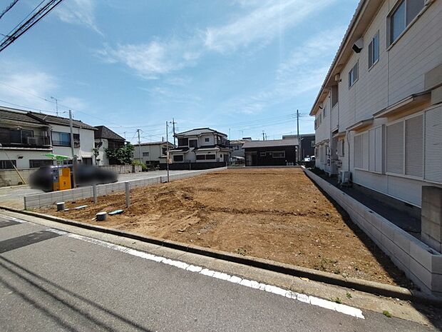 戸建てが立ち並ぶ静かな住宅街。四季折々の移り変わりを感じながら自然と楽しみ、暮らす、そんな毎日を日々の中で感じられる住環境 