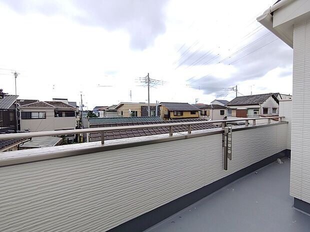 南側のお部屋から出入りできる、奥行きのあるワイドバルコニー。心地よい陽射しと暖かな風を楽しむことが出来ます。