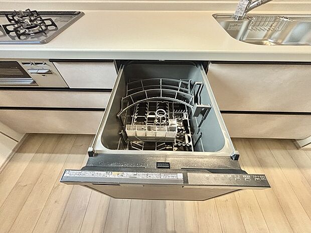 時短に活躍する食器洗浄機や一杯の水も楽しめる浄水器があるシステムキッチン。
