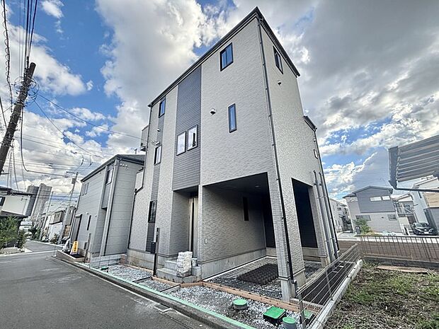 前面道路は通り抜けができないため、交通量が少なく静かな住環境です。