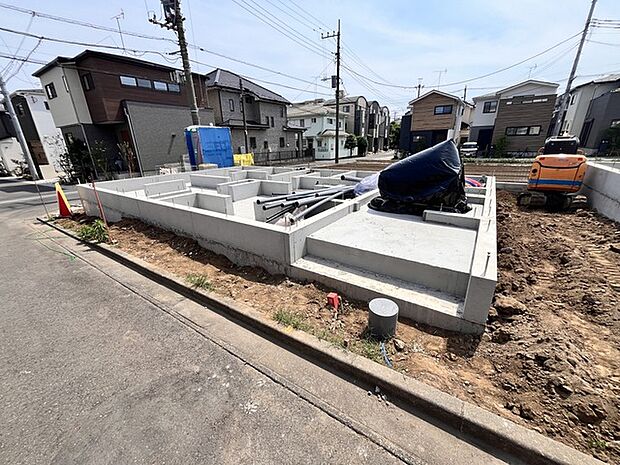 前面道路は広く、駐車がしやすいです。駐車スペース2台分ございます。 