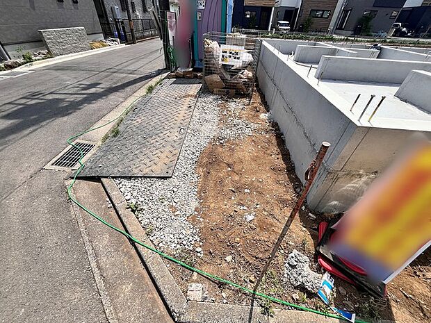 カースペースは1台駐車できます。車庫の出し入れのしやすさなど、実際に現地にてご確認ください。 