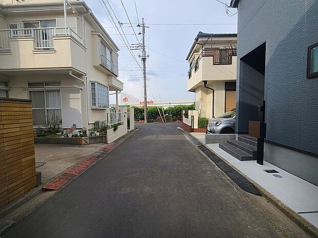 戸建てが立ち並ぶ静かな住宅街。四季折々の移り変わりを感じながら自然と楽しみ、暮らす、そんな毎日を日々の中で感じられる住環境 
