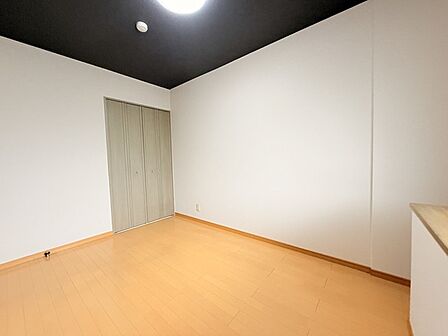今からここを誰のお部屋にしようか、そんな洋室。大きさは5.6帖です。
