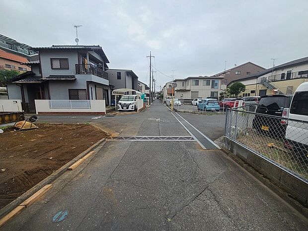 戸建てが立ち並ぶ静かな住宅街。四季折々の移り変わりを感じながら自然と楽しみ、暮らす、そんな毎日を日々の中で感じられる住環境