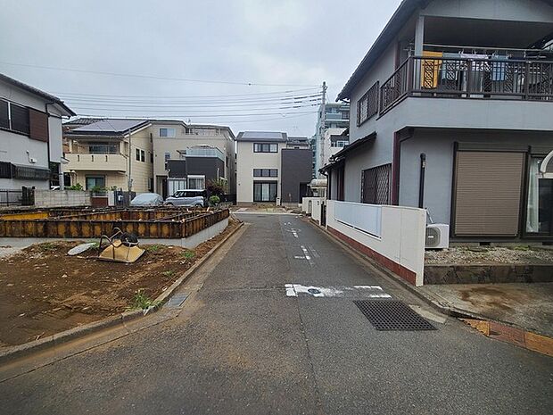 戸建てが立ち並ぶ静かな住宅街。四季折々の移り変わりを感じながら自然と楽しみ、暮らす、そんな毎日を日々の中で感じられる住環境