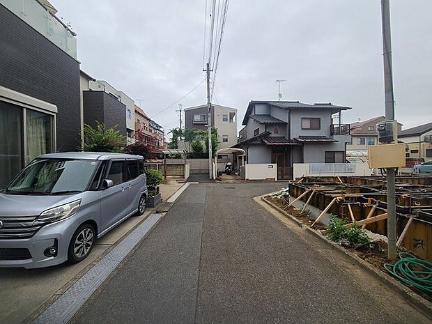 戸建てが立ち並ぶ静かな住宅街。四季折々の移り変わりを感じながら自然と楽しみ、暮らす、そんな毎日を日々の中で感じられる住環境