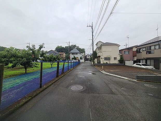 戸建てが立ち並ぶ静かな住宅街。四季折々の移り変わりを感じながら自然と楽しみ、暮らす、そんな毎日を日々の中で感じられる住環境