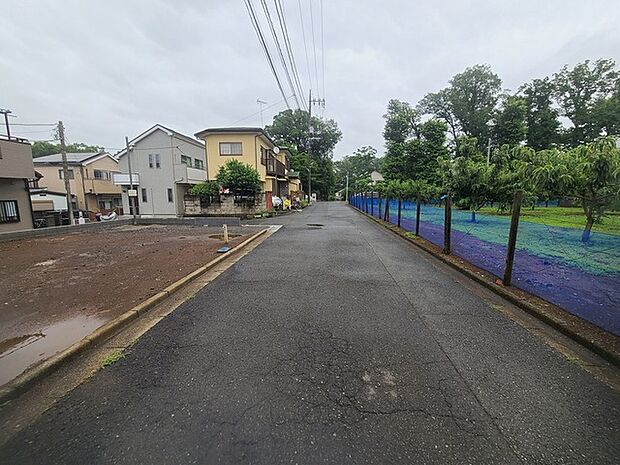 戸建てが立ち並ぶ静かな住宅街。四季折々の移り変わりを感じながら自然と楽しみ、暮らす、そんな毎日を日々の中で感じられる住環境
