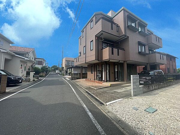 戸建てが立ち並ぶ静かな住宅街。四季折々の移り変わりを感じながら自然と楽しみ、暮らす、そんな毎日を日々の中で感じられる住環境